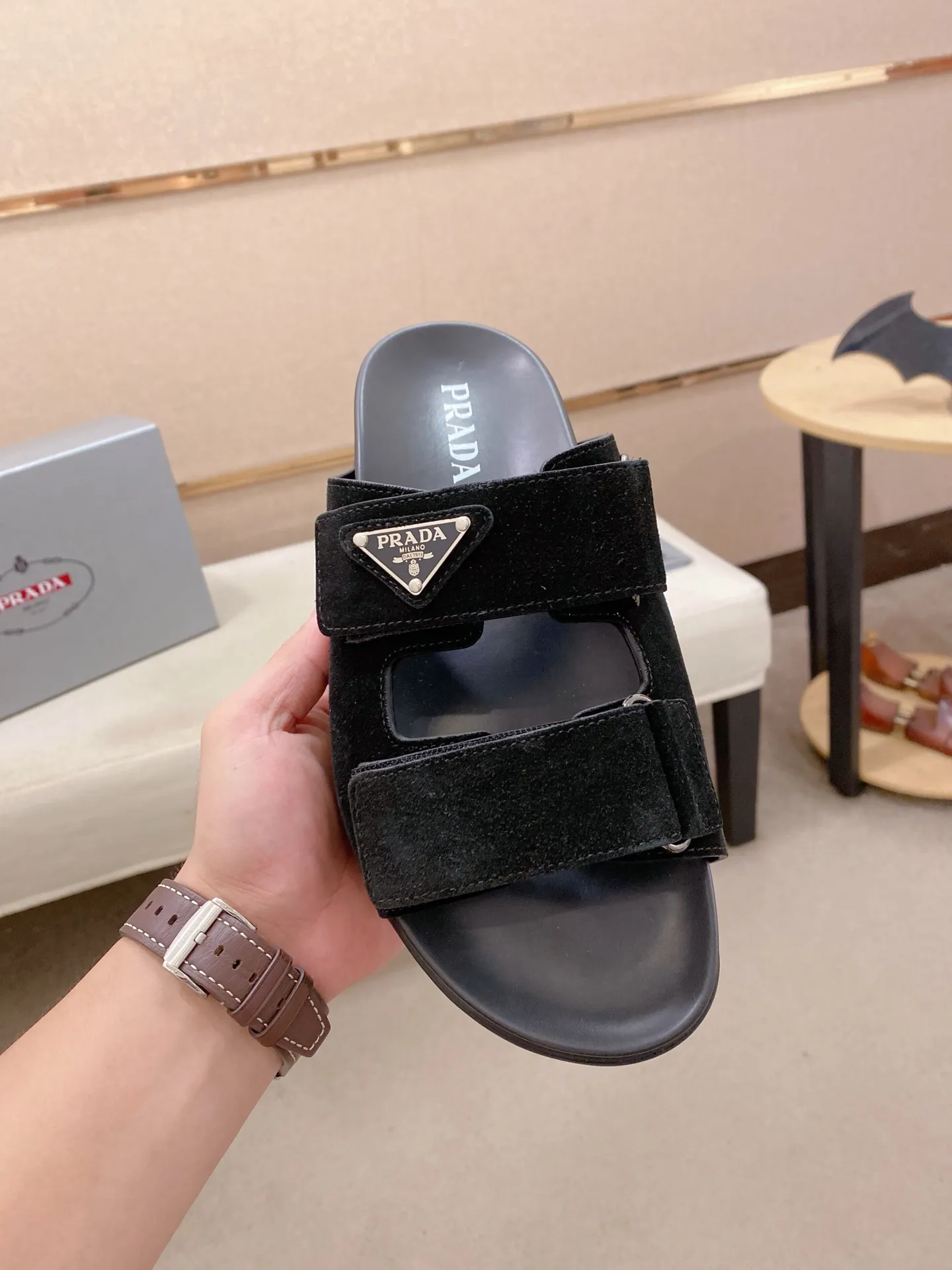 Men's shoes 💰: 440💰 [PRADA Slippers] High-end men's shoes brand official website 1:1 latest masterpiece: original mold opening and customization, the fabric is made of imported suede cowhide original material, upgraded outsole, lighter and non-slip. The market's top quality, simple yet tasteful, a must-have for fashionistas, fashionable at your feet, full of confidence, the same style at the counter 👍The season of summer slippers is here. Code: 38-45